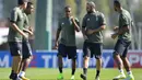 Para pemain Juventus tengah berlatih jelang melawan Barcelona di Vinovo, Turin, (11/9/2017. Juventus akan melawan Barcelona pada grup A Liga Champions. (AFP/Marco Bertorello)