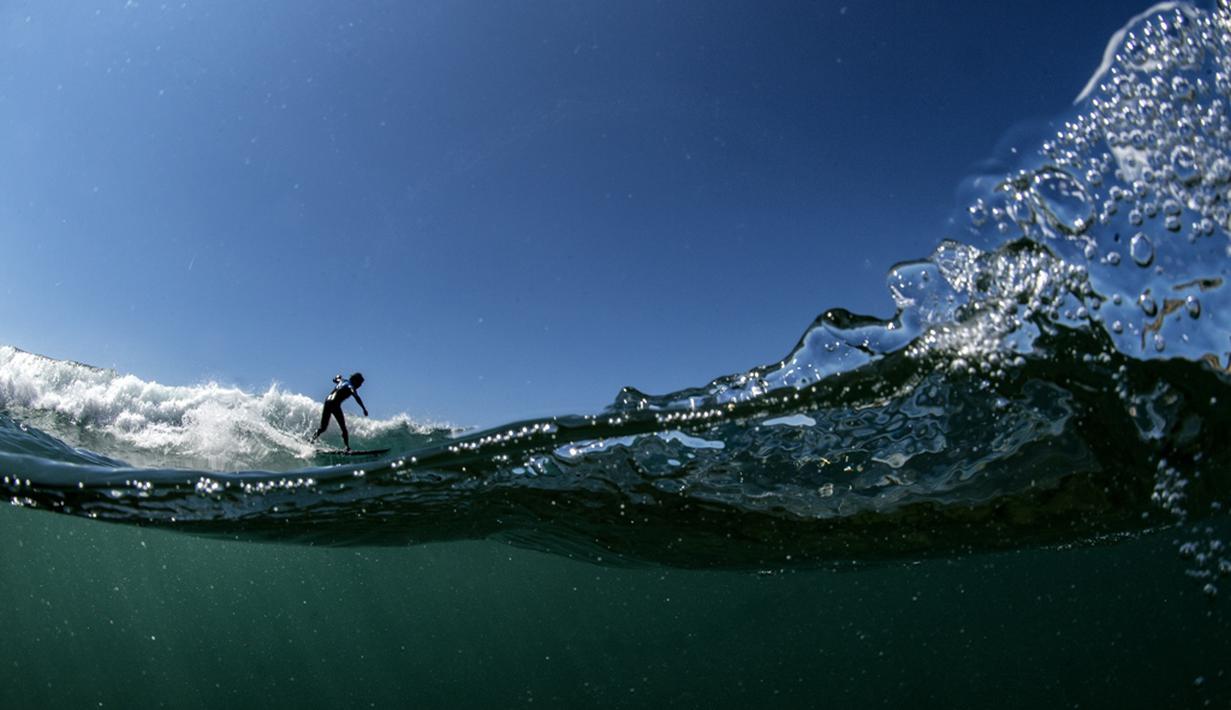 Seorang peselancar beraksi di laut Mediterrania, Varazze, (15/5/2016). (AFP/Olivier Morin)