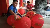Jelang Imlek, Klenteng Tjoe Hwie Kiong Dihiasi Ratusan Lampion