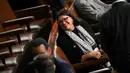 Ia juga mengenakan pin bendera Palestina dan keffiyeh, syal hitam dan putih yang telah dikaitkan dengan perjuangan Palestina selama lebih dari setengah abad. (Drew ANGERER / AFP)