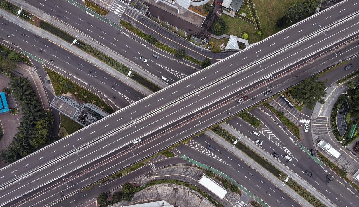 <p>Foto udara memperlihatkan jalanan yang biasanya ramai di Jakarta pada 1 Mei 2022, setelah masyarakat kembali ke kampung halaman untuk merayakan Idul Fitri yang menandai berakhirnya bulan suci Ramadhan. (AFP/Bay Ismoyo)</p>