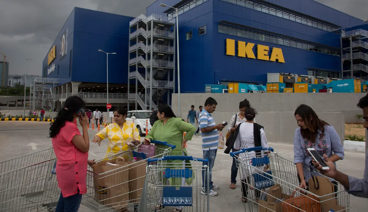 Sejumlah pembeli berdiri di luar IKEA saat membuka toko pertamanya di Hyderabad, India, Kamis (9/8). Lebih dari 200 pembeli membentuk antrean dan menunjukkan antusiasme mereka dengan dibukanya furnitur asal Swedia untuk pertama kali. (AP/Mahesh Kumar A.)