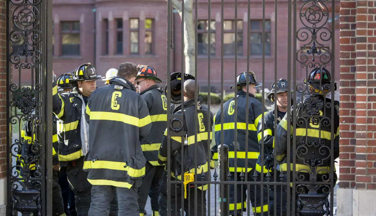 Petugas memblokir pintu masuk ke Universitas Harvard menyusul ancaman bom di gedung yang berlokasi di Cambridge, AS, Senin (16/11). Petugas mensterilkan empat gedung di universitas terkemuka di negara adidaya tersebut. (Scott Eisen/Getty Images/AFP)