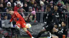 Gelandang Bayern Muenchen, Marcel Sabitzer (kiri) mengumpan bola saat bertanding melawan Eintracht Frankfurt pada pertandinga Bundesliga di Allianz Arena di Munich, Jerman, Sabtu, 28 Januari 2023. Manchester United resmi mengumumkan peminjaman Sabitzer dari Muenchen sampai akhir musim pada detik-detik akhir tenggat waktu penutupan jendela transfer musim dingin. (AP Photo/Alexandra Beier)