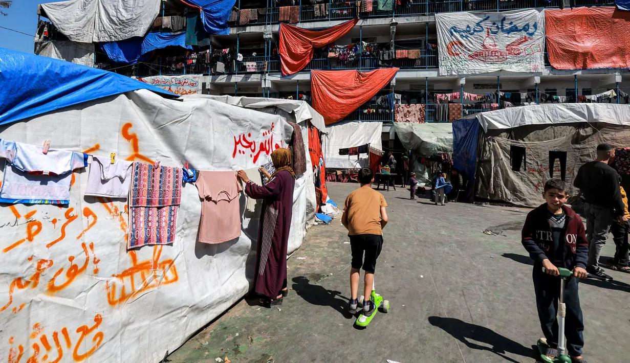 Ornamen tersebut berupa yang tulisan dan gambar lentera. (MOHAMMED ABED/AFP)