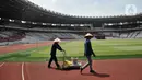 Aktivitas pekerja saat perawatan lapangan Stadion Utama Gelora Bung Karno Senayan, Jakarta Pusat, Kamis (12/1/2023). Perawatan kebersihan Stadion berkapasitas 88.083 penonton tersebut dilakukan secara rutin jelang pertandingan Internasional Sepakbola U-20 di Indonesia yang diikuti 24 negara untuk ajang bergengsi sepak bola yang akan berlangsung 20 Mei hingga 11 Juni 2023 mendatang. (merdeka.com/Iqbal S Nugroho)