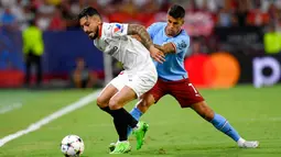 Pemain Sevilla Alex Telles berebut bola dengan pemain Manchester City Joao Cancelo (kanan) pada pertandingan sepak bola grup G Liga Champions di Seville, Spanyol, 6 September 2022. Manchester City menang 4-0. (AP Photo/Jose Breton)