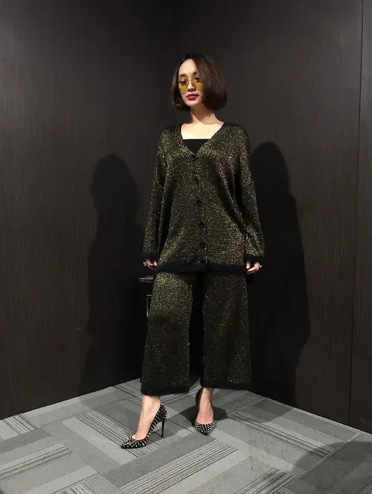 "Kalau kembali ke rumah yaudah biasa kayak orang kampung lagi. Yaudah gue jadi diri sendiri," tandas Zaskia Gotik. (Instagram/zaskia_gotix)