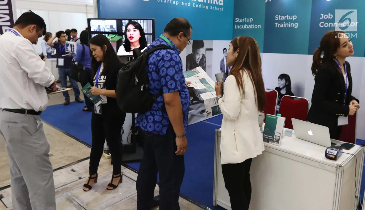 Pengunjung melihat pameran startup pada pelaksanaan Global Mobile Internet Conference (GMIC) Indonesia di ICE BSD, Tangerang Selatan, Selasa (26/9). GMIC Indonesia 2017 ini bertemakan “New Frontiers of Intelligence”. (Liputan6.com/Angga Yuniar)