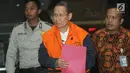 Pemilik PT Fajar Mulia Trasindo, Pieko Nyotosetiadi dikawal petugas usai menjalani pemeriksaan pasca OTT di Gedung KPK, Jakarta, Rabu (4/9/2019). Pieko Nyotosetiadi ditahan terkait suap pengelolahan Distribusi gula kepada Direktur Utama PTPN III (Persero), Dolly Pulungan. (merdeka.com/Dwi Narwoko)