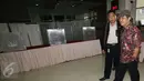 Ketua DKPP RI, Jimly Asshiddiqie bersama staffnya saat memantau Pilkada DKI 2017 di TPS 15 di Rumah Sakit Cipto Mangunkusumo (RSCM) Jakarta Pusat, Rabu (15/2). (Liputan6.com/Helmi Afandi)