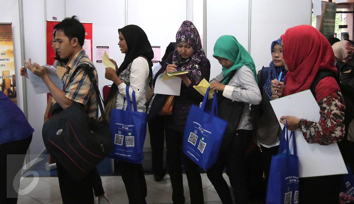 Sejumlah pencari kerja mengantri untuk mendaftarkan lamaran mereka pada bursa kerja di Jakarta, Jumat (11/3). Menurut BPS, tumbuhnya investasi di indonesia bisa menciptakan banyak lapangan pekerjaan. (Liputan6.com/Angga Yuniar)