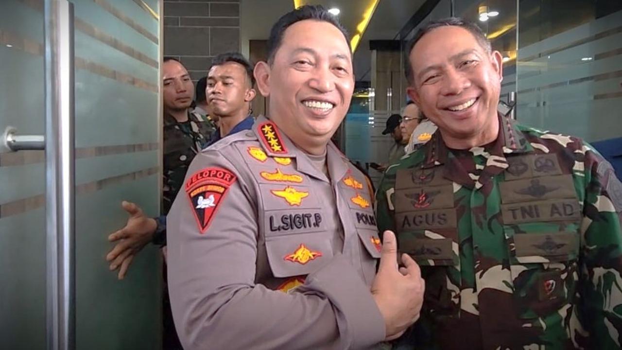 Momen Kapolri Jenderal Listyo Sigit Prabowo merangkul Panglima TNI Jenderal Agus Subiyanto saat ditanya awak media mengenai bentrokan antara Brimob dengan TNI AL di Pelabuhan Sorong, Papua Barat