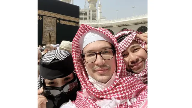6 Potret Dimas Beck saat Umrah, Sempat Salat Gaib untuk Ashraf Sinclair