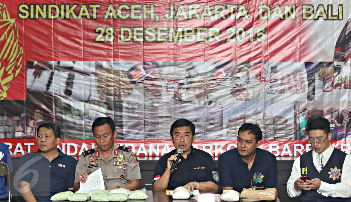 Bareskrim menggelar rilis pengungkapan jaringan Narkotika sindikat Aceh-Jakarta-Bali di Jakarta, Senin (28/12/2015). Bareskrim berhasil amankan 3 kg sabu, 14.000 butir ekstasi, dan 1,5 ton ganja dengan nilai total Rp.17 M(Liputan6.com/Immanuel Antonius) 