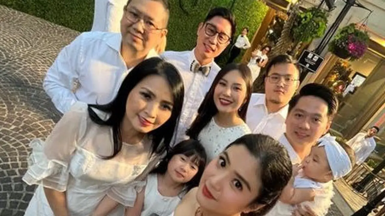 Keluarga Hary Tanoesoedibjo Tampil Serba Putih saat Dinner Jelang Pernikahan Clarissa Tanoesoedibjo