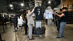 Sejumlah fans Los Angeles FC tengah berburu jersey pemain baru mereka, Son Heung-min di toko ofisial yang terletak di BMO Stadium, Los Angeles, Amerika, Rabu (06/08/2025). (AFP/Frederic J. Brown)