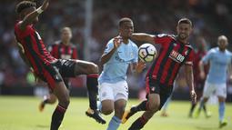 Gabriel Jesus (tengah) saat berebut bola dengan pemain AFC Bournemouth pada lanjutan Premier League di Vitality Stadium, Bournemouth, (26/8/2017). (Steven Paston/PA via AP)