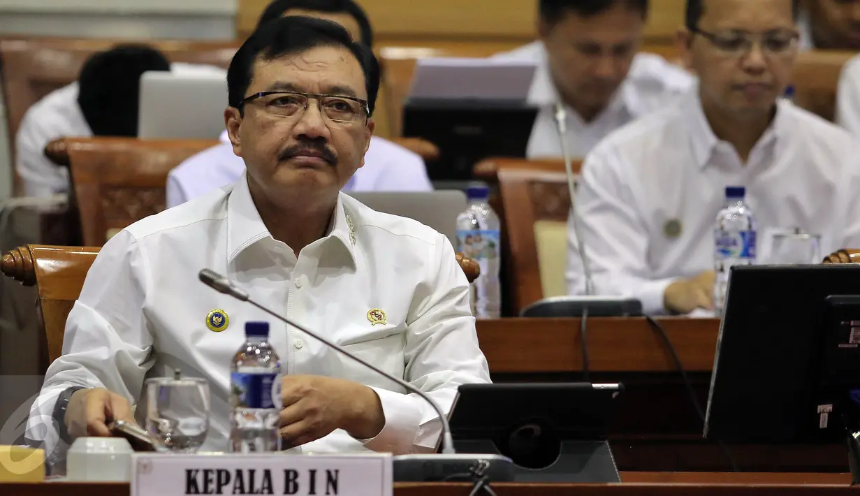 Kepala BIN Budi Gunawan menyimak paparan saat mengikuti rapat kerja dengan Komisi I DPR di Kompleks Parlemen, Senayan, Jakarta, Rabu (19/10). Rapat membahas Penyesuaian RKA-K/L Tahun 2017 sesuai hasil pembahasan Banggar DPR RI. (Liputan6.com/Johan Tallo)
