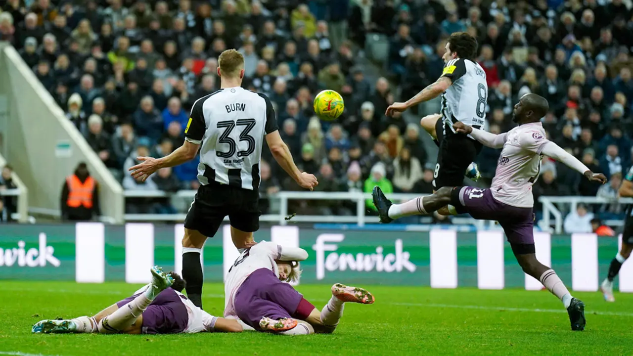 Foto: Sandro Tonali Tampil Heroik, Borong 2 Gol Bawa Newcastle United ke Semi Final Carabao Cup