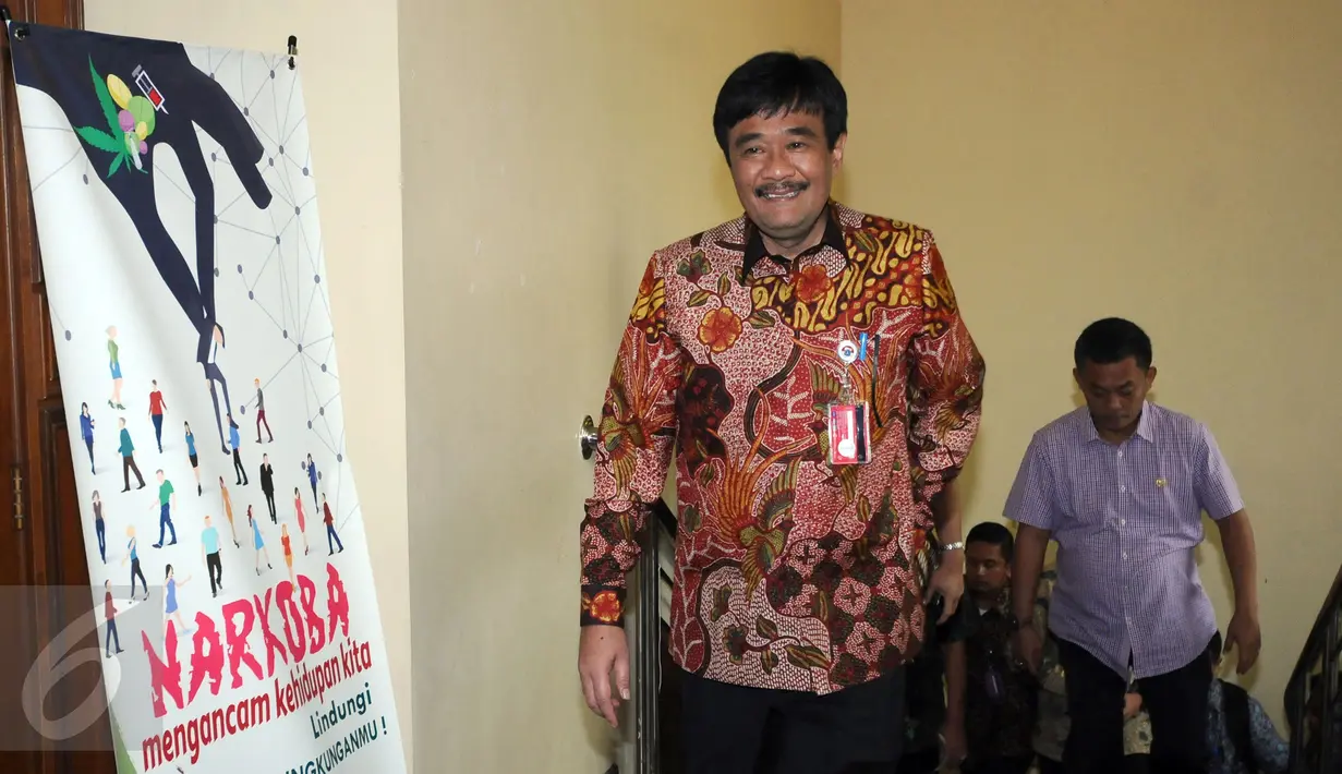 Wagub DKI Jakarta Djarot Saiful Hidayat saat tiba untuk mengikuti rakor dengan pengusaha hotel dan tempat hiburan se Jakarta dan Kepala BNN, Komjen Pol Budi Waseso di Halim Perdanakusuma, Jumat (18/12/2015). (Liputan6.com/Helmi Fithriansyah)