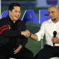 Ketua Umum PSSI, Erick Thohir (kiri) berjabat tangan dengan legenda sepak bola Brasil, Roberto Carlos saat kegiatan BRImo Future Garuda di Lapangan BRILiaN Stadium, Jalan Fatmawati Raya, Jakarta, Selasa (30/05/2023). (Bola.com/Bagaskara Lazuardi)