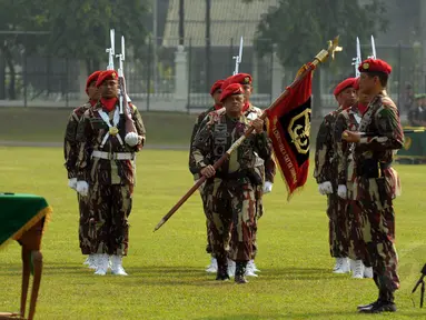 KSAD Jenderal Gatot Nurmantyo (tengah) memimpin upacara serah terima jabatan Danjen Kopassus di Markas Kopassus, Cijantung, Jaktim, (24/10/2014). (Liputan6.com/Helmi Fithriansyah)