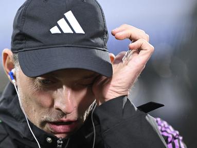 Nasib pelatih Bayern Munchen, Thomas Tuchel tengah di ujung tanduk imbas tiga kekalahan beruntun yang diderita dalam tiga laga terakhir di semua kompetisi. Bayern Munchen pun harus siap-siap tanpa gelar pada musim 2023/2024. Sosok paling bertanggung jawab atas hasil minor Die Rotten tak lain adalah pelatih Thomas Tuchel. Kabarnya, beberapa nama pelatih telah masuk radar manajemen Bayern Munchen untuk menggantikannya. Seperti 4 pelatih berikut ini. (AFP/Ina Fassbender)