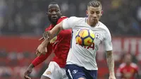 Striker Manchester United, Romelu Lukaku, berebut bola dengan bek Tottenham, Toby Alderweireld, pada laga Premier League di Stadion Old Trafford, Manchester, Minggu (28/10/2017). MU menang 1-0 atas Tottenham. (AP/Martin Rickett)