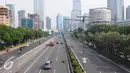 Suasana di Jalan Tol Dalam Kota lengang kawasan Gatot Subroto, Jakarta, Jumat (4/11). Arus lain yang lancar ini disebabkan adanya Aksi Damai 4 November yang menuntut Ahok segera diadili. (Liputan6.com/Helmi Afandi)