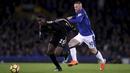 Pemain Everton, Wayne Rooney (kanan) berusaha menahan laju pemain Leicester City, Wilfred Ndidi pada lanjutan Premier League pekan ke-25 di Goodison Park, Liverpool (1/2/2018). Everton menang 2-0. (Nick Potts/PA via AP)
