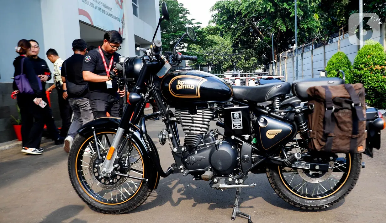 Komisi Pemberantasan Korupsi (KPK) menyatakan motor Royal Enfield yang disita dari Ridwan Kamil tidak terdaftar di Laporan Harta Kekayaan Penyelenggara Negara (LHKPN). (Liputan6.com/Herman Zakharia)