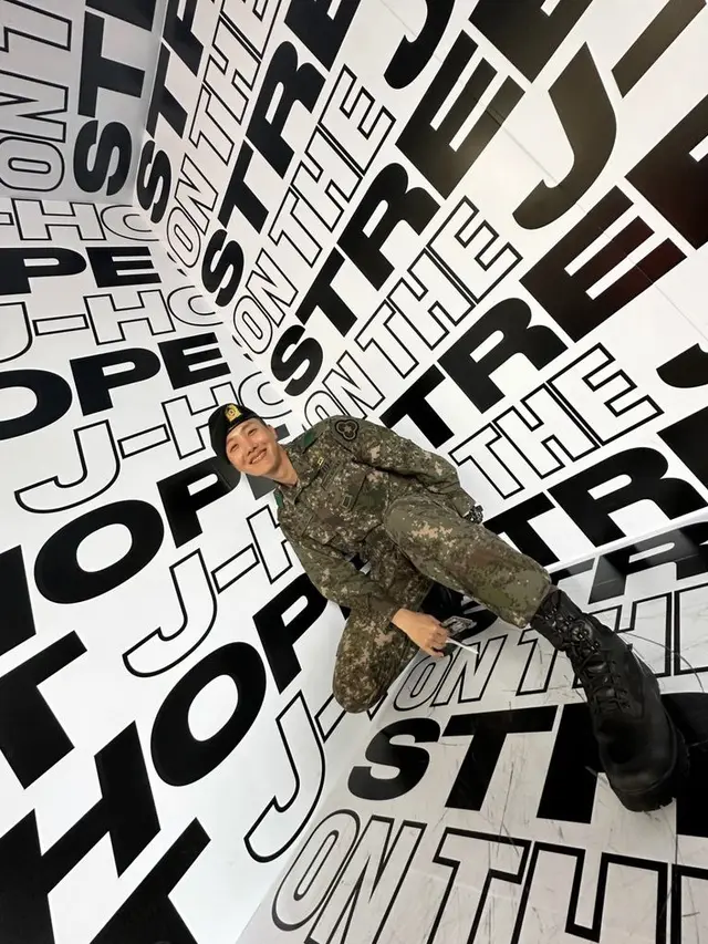 J-Hope memenangkan  kompetisi 'Strong Warrior, Army! Kontes Presentasi'. (Instagram.com/uarmyhope)