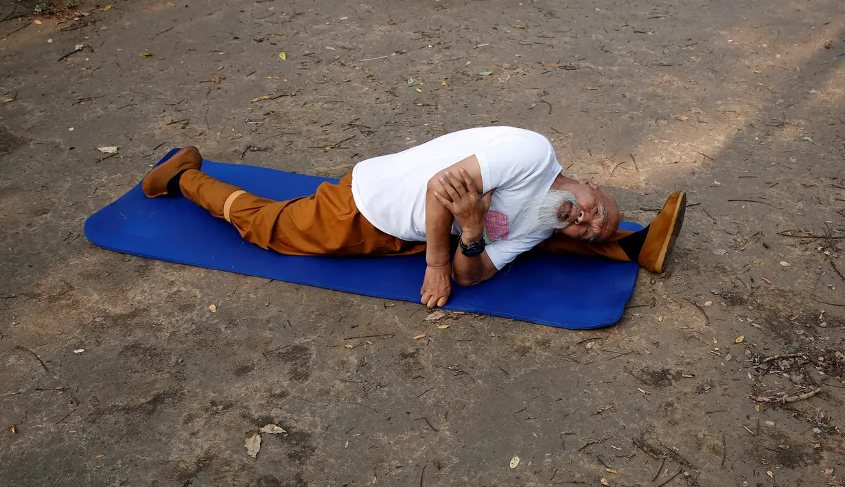 Master kungfu Li Liangui berlatih di sebuah taman di Beijing, China, pada 30 Juni 2016. Kakek berusia 70 tahun ini sudah berkeliling dunia untuk mempromosikan kungfu. (REUTERS/Kim Kyung-Hoon)