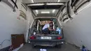 Seorang tukang las mengubah van menjadi food truck di sebuah bengkel di kota Ramallah, Tepi Barat, Selasa, 22 September 2020. Dengan sebagian besar restoran tutup karena pembatasan COVID-19, food truck memungkinkan pengusaha Palestina untuk menemukan cara tetap bekerja. (AP Photo/Nasser Nasser)