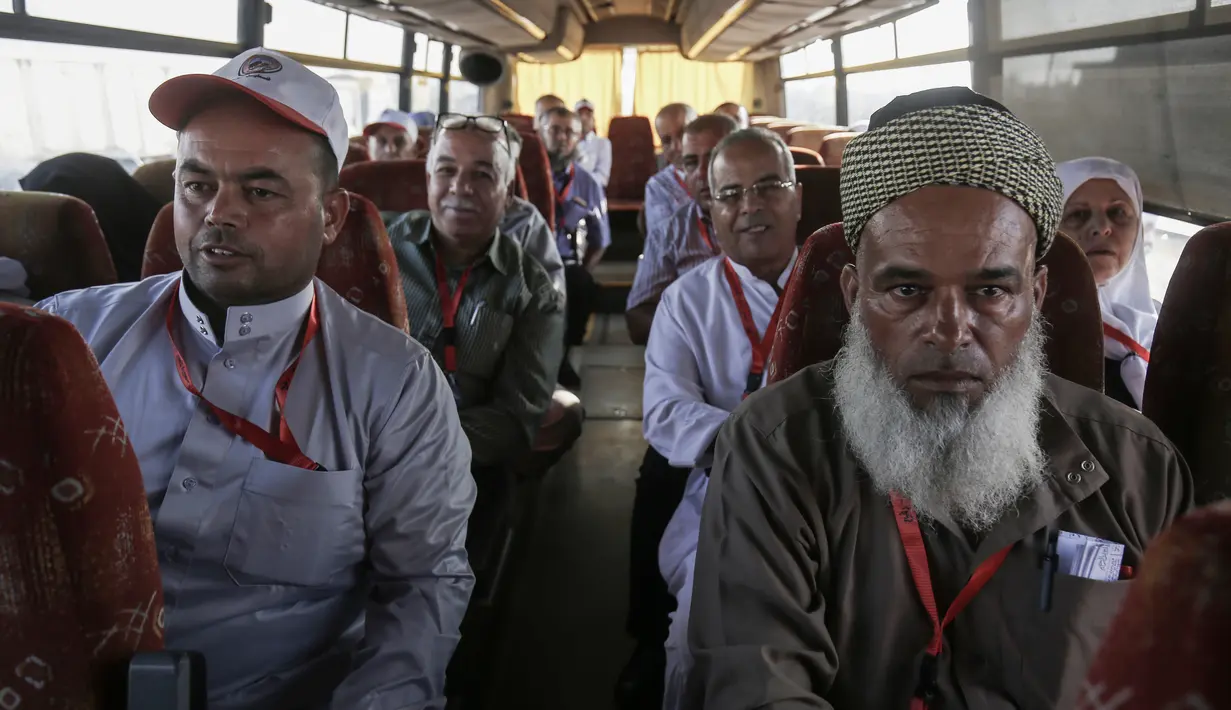 Calon jemaah haji Palestina bersiap berangkat menuju Makkah di perbatasan Jalur Gaza dengan Mesir, Rafah, Kamis (25/7/2019). Seribu dari tujuh ribu jemaah haji Palestina dibiayai haji oleh Raja Salman. (SAID KHATIB/AFP)