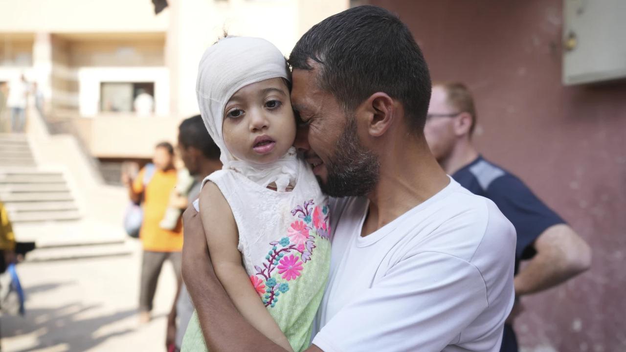 Salah satu orang tua menangis karena tak bisa ikut anaknya yang sakit evakuasi medis ke luar Gaza, Kamis (27/6/2024). (AP)