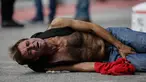 Seorang penjarah toko elektronik menjerit kesakitan setelah kakinya oleh polisi sipil di Vitoria, negara bagian Espirito Santo, Brasil, (7/2). Kejahatan yang meningkat membuat polisi menembak para penjarah. (AP Photo / Diego Herculano)