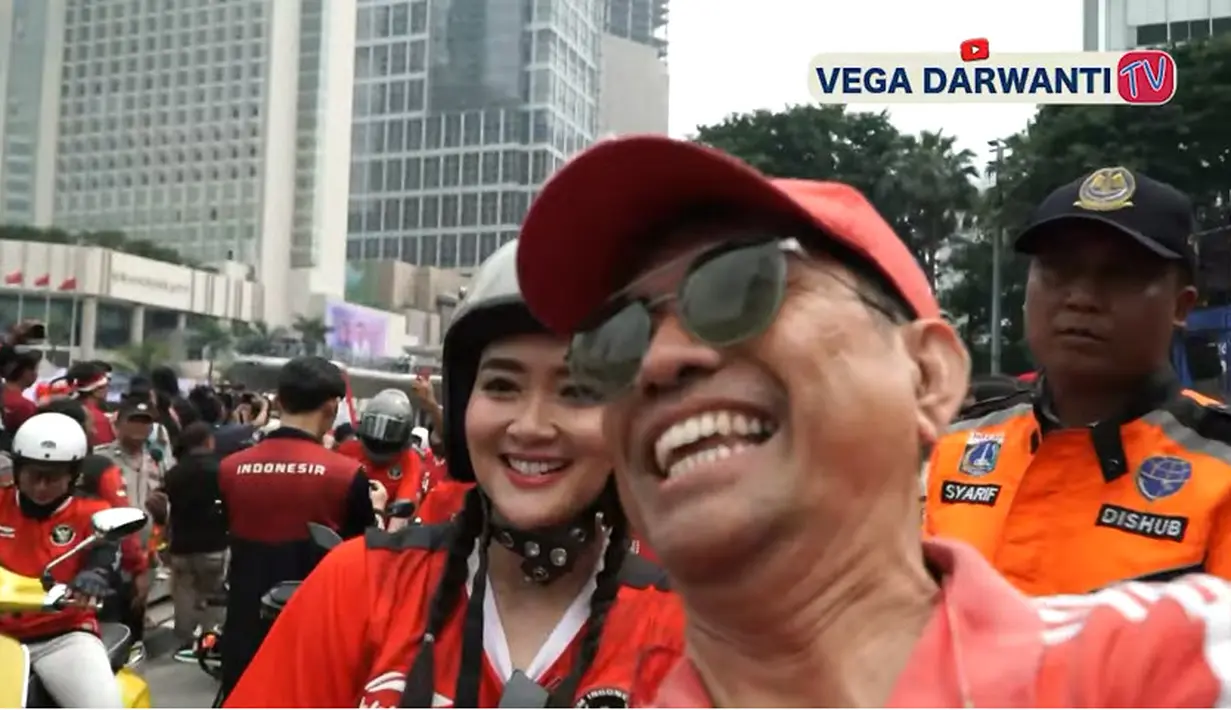 Dari video yang diunggah di kanal vlognya, Vega Darwanti tampak  begitu senang ikut konvoi. Ia juga mengaku tak banyak melakukan persiapan untuk konvoi pakai motor. [Youtube/Vega Darwanti TV]