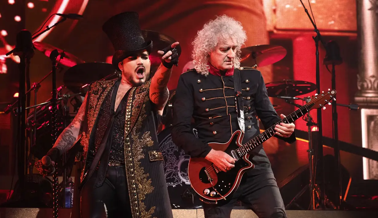 Vokalis Adam Lambert (kiri) dan gitaris Brian May tampil di atas panggung saat konser tur Eropa Queen dan Adam Lambert di Bologna, Italia, 11 Juli 2022. Sebelumnya, Queen dan Adam Lambert telah memukau Inggris pada bulan Mei dan Juni dengan serangkaian pertunjukan arena besar-besaran. (Michele Nucci/LaPresse via AP)
