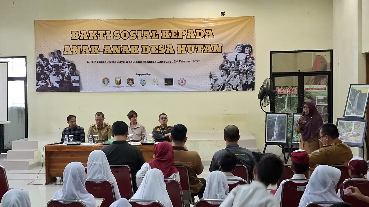 Edukasi serta bakti sosial kepada anak-anak Desa Hutan Raya Wan Abdul Rachman.  Foto : (Liputan6.com/Ardi).