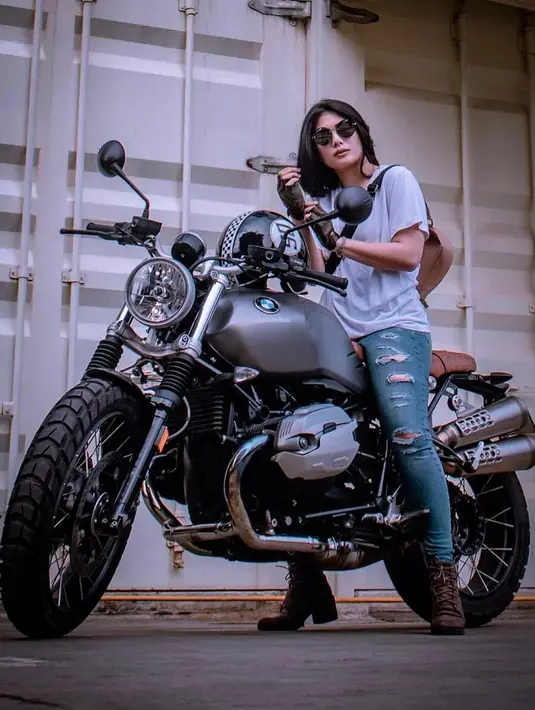 Nabila Putri juga kerap mengikuti touring ke berbagai daerah di Indonesia. Tak hanya Indonesia Nabila juga kerap membagikan momen touringnya di luar negeri. Banyak yang bilang Nabila Putri mirip Black Widow versi Indonesia.(Liputan6.com/IG/@nabilabylla)