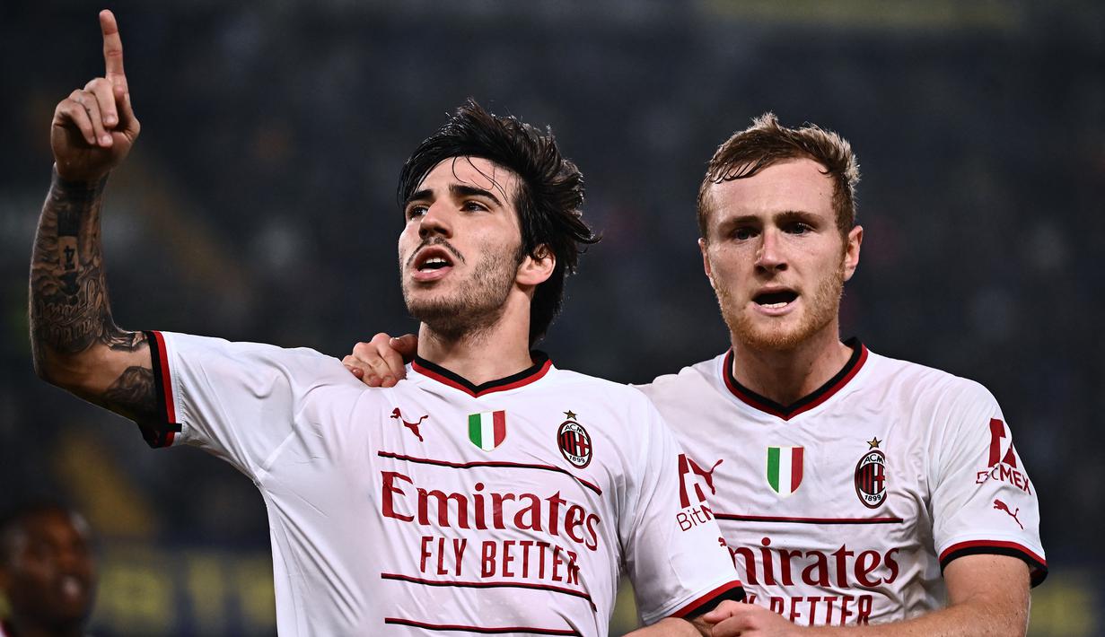 Selebrasi gelandang AC Milan, Sandro Tonali (kiri) setelah mencetak gol ke gawang Hellas Verona pada laga Liga Italia 2022/2023 di Marcantonio-Bentegodi Stadium, Verona. Jelang musim 2023/2024 bergulir, Sandro Tonali baru saja memecahkan rekor sebagai pemain Italia termahal di Liga Inggris setelah dipastikan bergabung dengan Newcastle United usai meninggalkan AC Milan. Menurut pakar transfer, Fabrizio Romano, Sandro Tonali dilepas dengan mahar 70 juta euro atau setara Rp1,1 triliun. (AFP/Marco Bertorello)