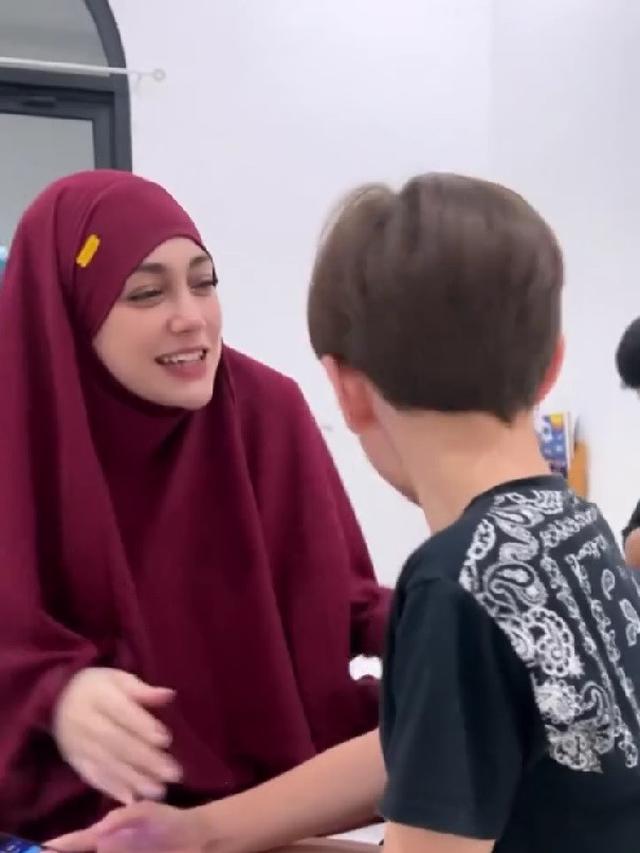 Potret Cantiknya Celine Evangelista Berhijab Merah (credit: instagram/selvydevi_27)