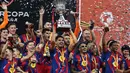 Para pemain FC Barcelona mengangkat trofi saat mereka merayakan kemenangan pertandingan final Piala Super Spanyol melawan Real Madrid di King Abdullah Sports City Stadium, Jeddah pada Minggu 11 Januari 2026 waktu setempat atau Senin 12 Januari 2026 dini hari WIB. Mengalahkan Real Madrid dengan skor 3-2, Barcelona sukses merengkuh gelar Piala Super Spanyol 2026. (Fadel SENNA/AFP)