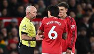 Wasit asal Inggris, Paul Tierney, berbicara dengan bek Manchester United, Lisandro Martínez, setelah ia menarik rambut striker Inggris milik Leeds United, Dominic Calvert-Lewin, yang berujung pada kartu merah untuk Martínez dalam pertandingan Premier League antara Manchester United dan Leeds United di Old Trafford, Manchester, Inggris barat laut, pada 13 April 2026. (Paul ELLIS / AFP)