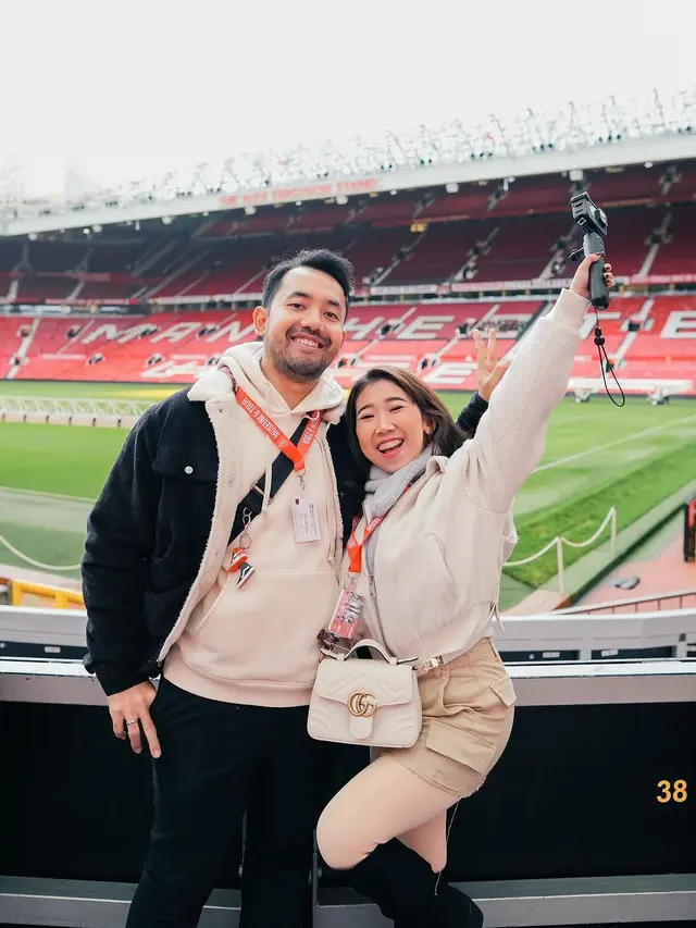 10 Potret Kiky Saputri Liburan di Inggris, Kunjungi Stadion Old Trafford