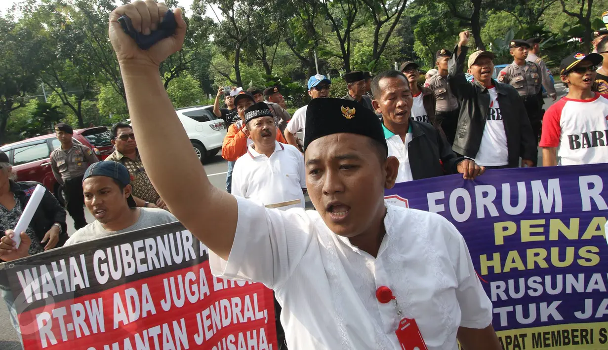 Salah satu massa dari Forum RT/RW menyampaikan orasinya saat berunjuk rasa di Balai Kota DKI Jakarta, Jumat (16/9). Mereka membawa spanduk dengan pesan menolak kepemimpinan Gubernur DKI Basuki Tjahaja Purnama atau Ahok. (Liputan6.com/Immanuel Antonius)
