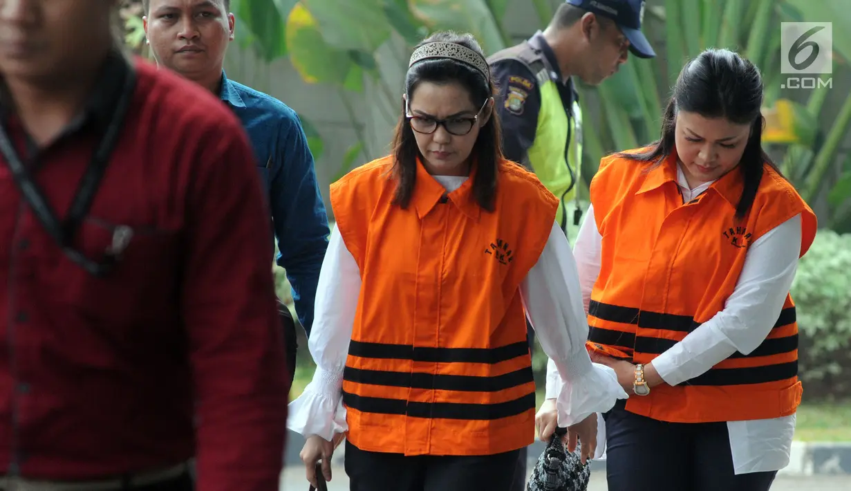 Anggota DPR Rooslynda Marpaung dan anggota DPRD Sumut Rinawati Sianturi tiba untuk menjalani pemeriksaan lanjutan di KPK, Jakarta, Kamis (19/7). Ketiganya juga diperiksa terkait Pengesahan Perubahan APBD 2013, 2014 dan 2015. (Merdeka.com/Dwi Narwoko)
