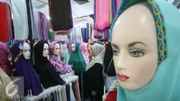 Pengunjung mengamati jilbab yang di jual di pasar Beringharjo, Yogyakarta, Rabu, (8/6/2016). Saat bulan ramadan, penjualan pakaian muslim mengalami peningkatan. (Liputan6.com/Boy Harjanto)